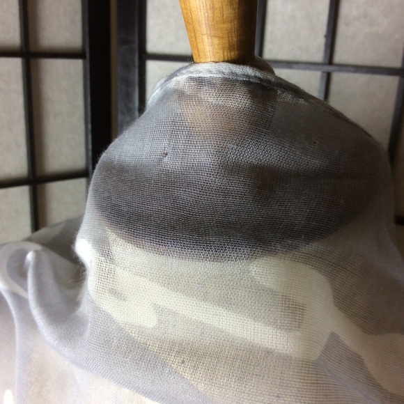 Banana Republic Gray & White Scarf! - Picture 3 of 5